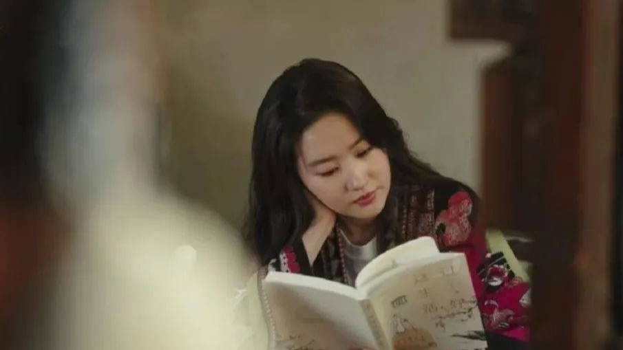 刘亦菲究竟读了多少书？开悟这么早！邓超说：开始以为她看书是装的，后来才发现是真的封面图