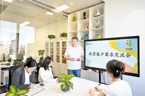 近日，河北文武信息科技有限公司总经理张冠军（右二）与员工分享交流家政行业经验。本报记者 张昊摄
