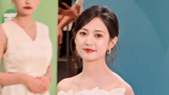 “红气养人也毁人”！离开唐嫣去打酱油的陈钰琪，眼里终于有光了封面图