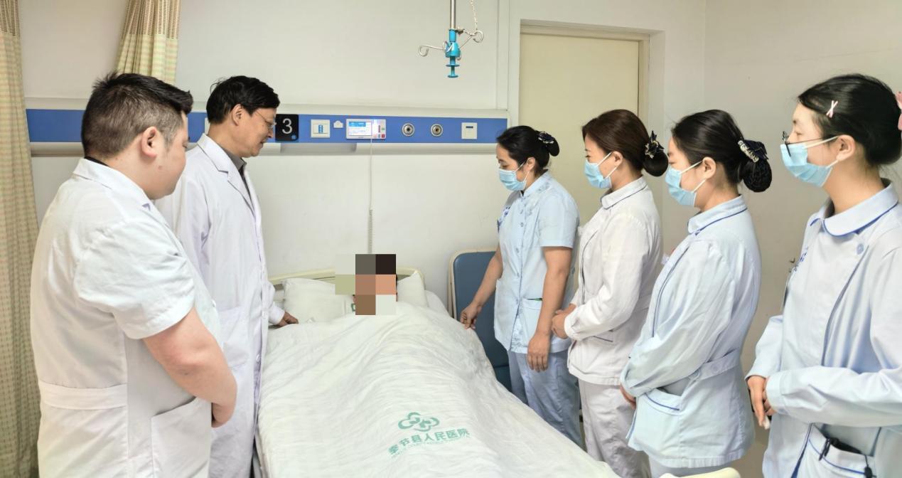蒋谦（左二）在查房
