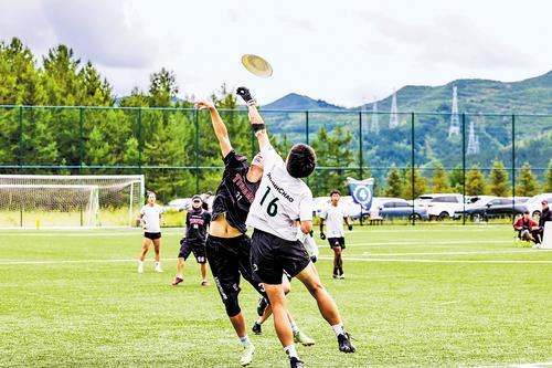 近日，游客在张家口市崇礼区富龙体育公园体验飞盘运动。