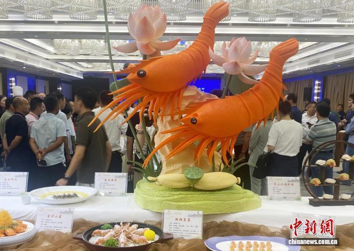 高邮大虾产业成为高邮名副其实的富民产业。　崔佳明 摄