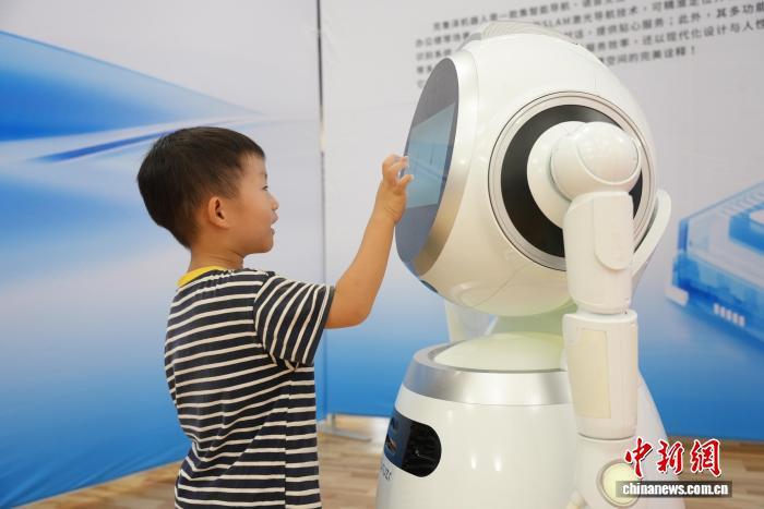 圖為兒童與AI機器人互動。 吳敏 攝