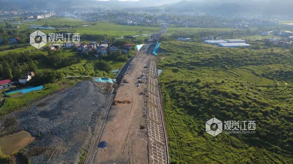 萍鄉(xiāng)繞城高速蘆溪縣南坑鎮(zhèn)路基施工中。