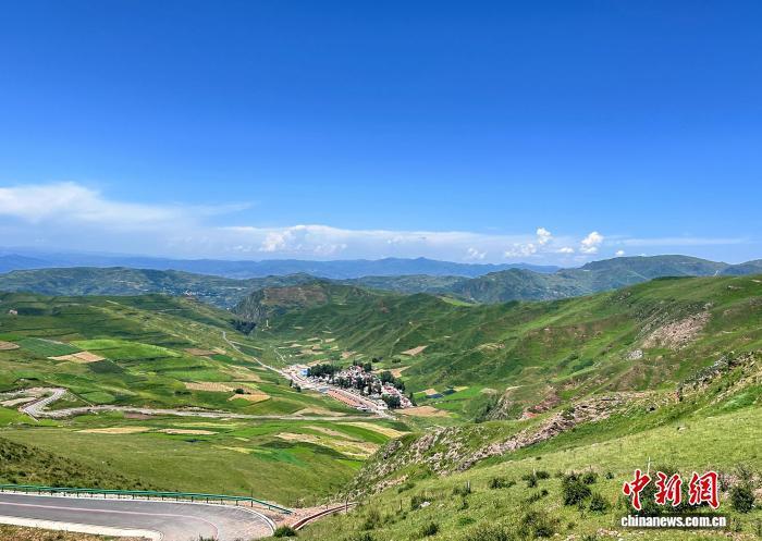 平均海拔3000米的滩子村,房屋点点隐现在绿涛间。高展 摄