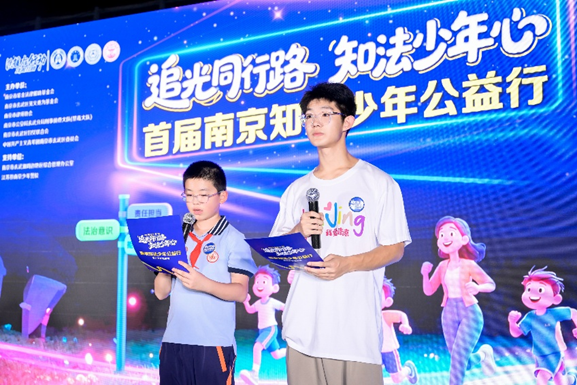 学生代表发出做知法少年宣言