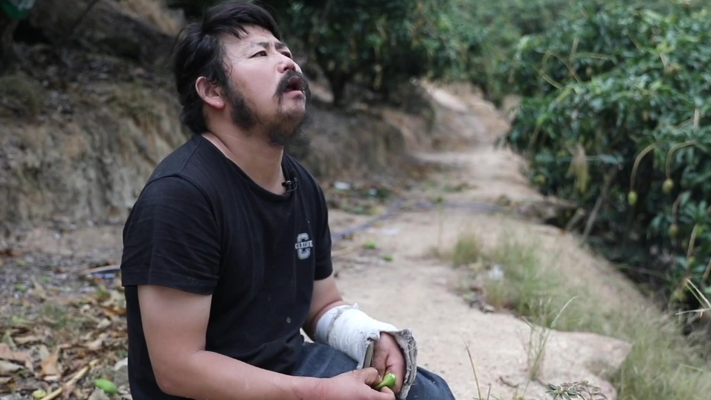 男子摆摊拾荒捐出百万