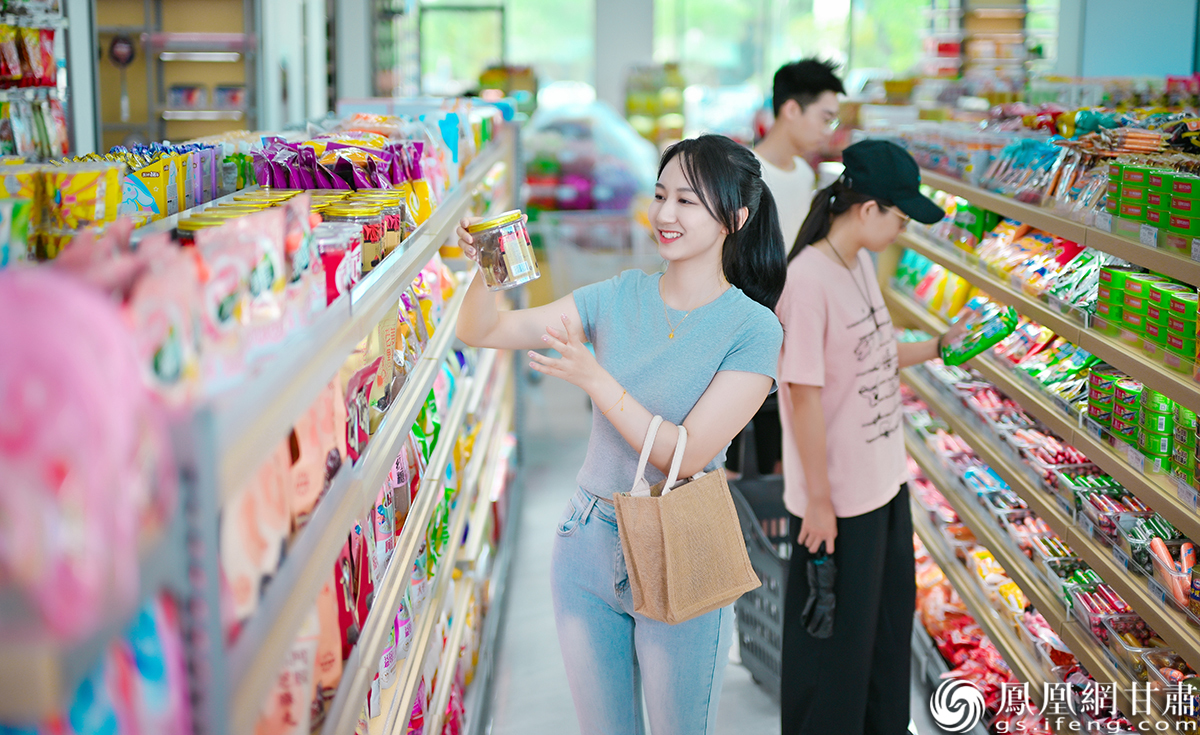 金川集团人才公寓配套完善，超市商品琳琅满目。