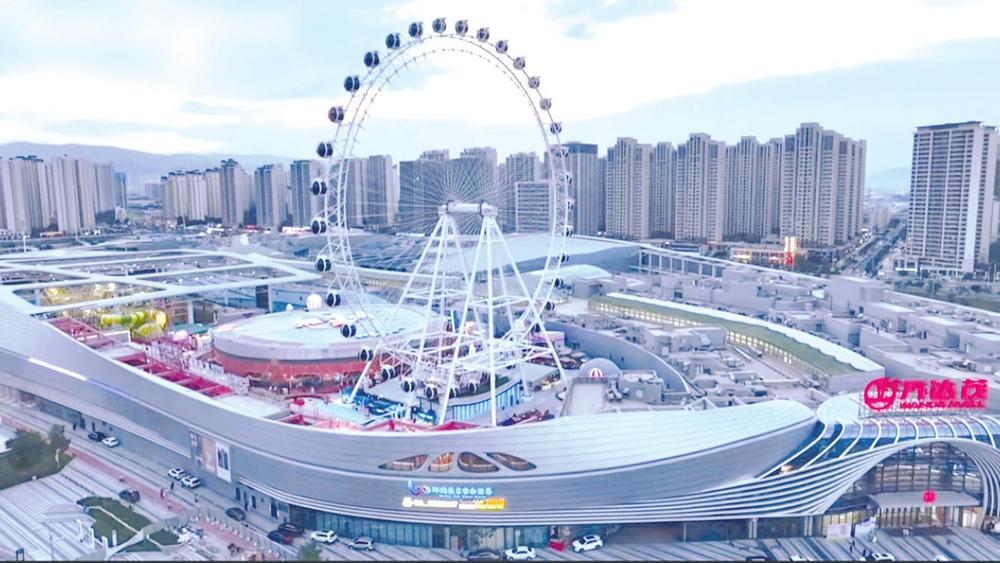 八月十六日，兰州“城市之眼”摩天轮在七里河区万达茂盛大开园。