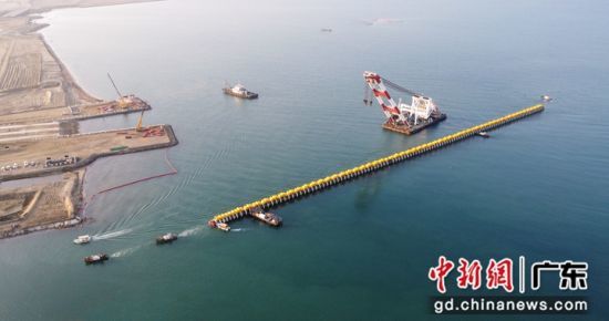 沙特吉赞工业城海水冷却项目HDPE管道浮运作业。 陈泳霏 摄