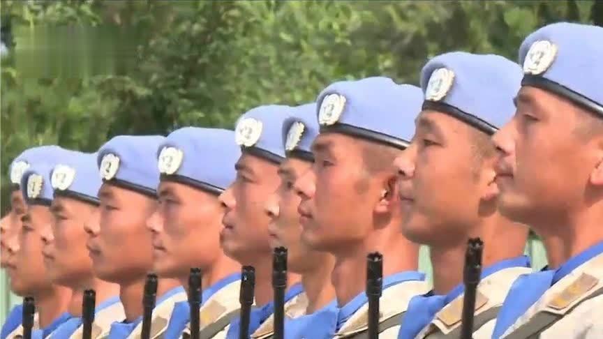 实拍中国蓝盔方队阅兵训练：上半身几乎湿透 教官逐一调整士兵姿态