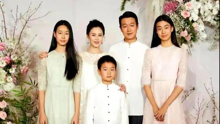 佟大为庆祝结婚18周年纪念日，和关悦甜蜜约会，帮老婆拎包好体贴封面图