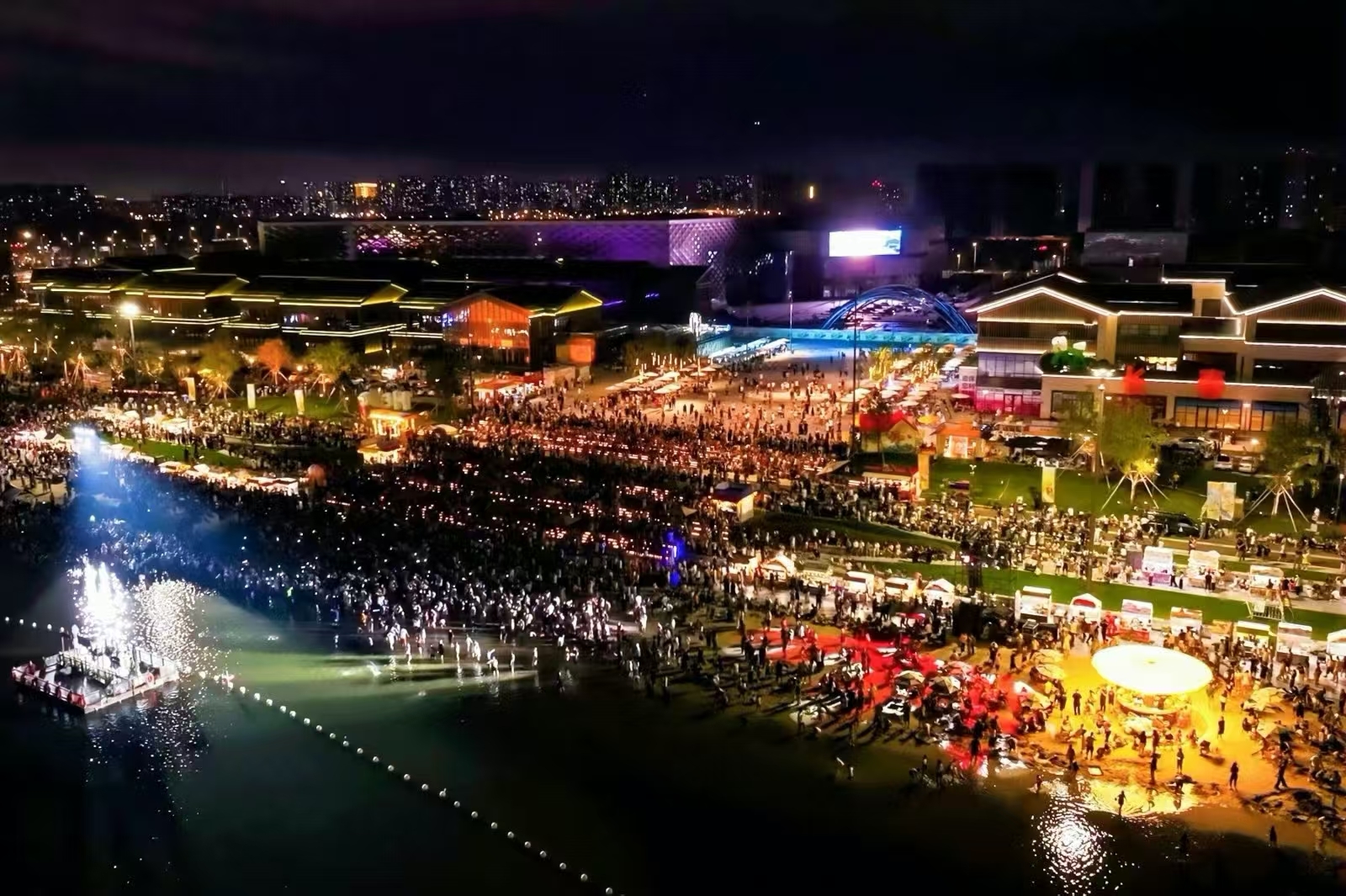7月26日,长春伊通河畔迎来一场夏日狂欢——肆季南河岸线公园开放暨伊通河岸生活节正式启动。 中庆文旅供图