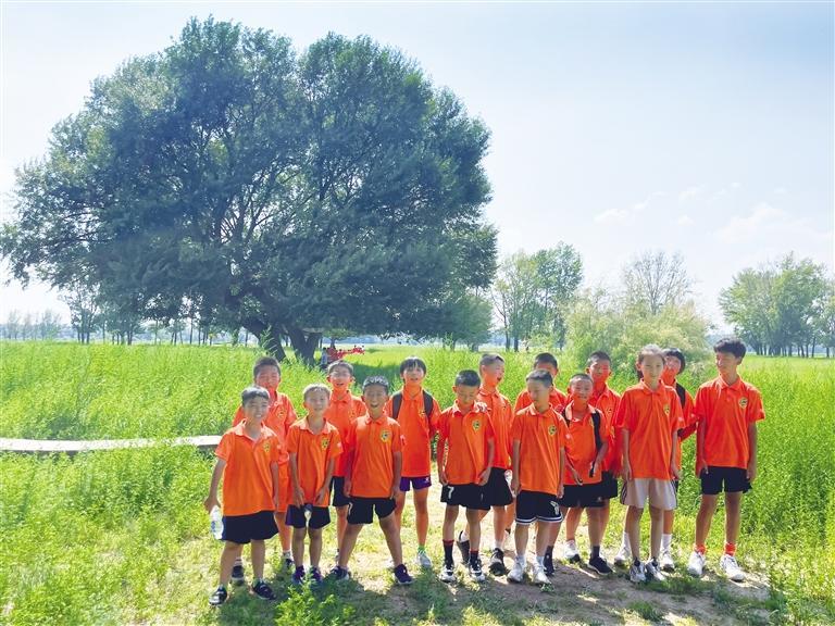 景杨（第一排右三）所在的足球队