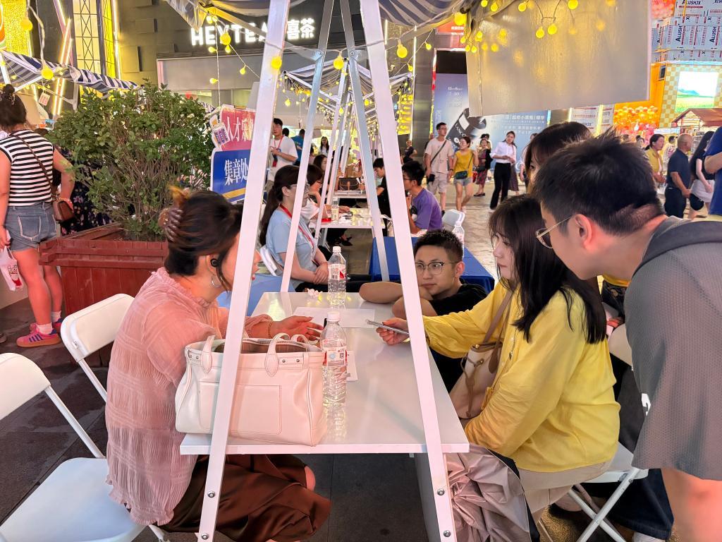 图为“黄河之夜　就享未来——甘肃省夏季人才交流节系列招聘活动”现场　新华社记者 刁慧琳 摄