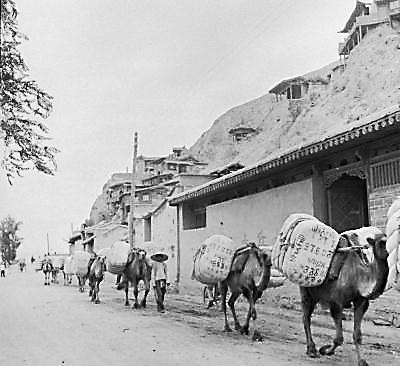 1941年在兰州黄河北街头运送苏联援华物资的驼队
