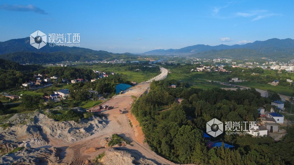 萍鄉(xiāng)繞城高速蘆溪縣南坑鎮(zhèn)路基施工中。