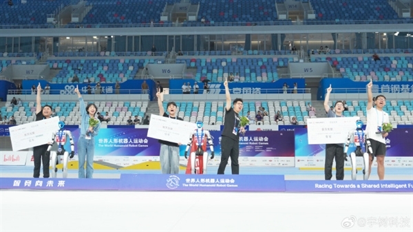 “宇树系”机器人战队包揽100米障碍赛前三:面对障碍“如履平地”