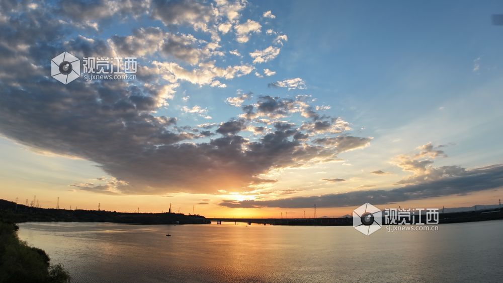 8月17日清晨，江西省吉安市泰和县城的赣江河畔，一轮红日冉冉升起，朝霞漫天，万丈光芒下的蓝天白云、大地、河流交相辉映，绚烂壮美。