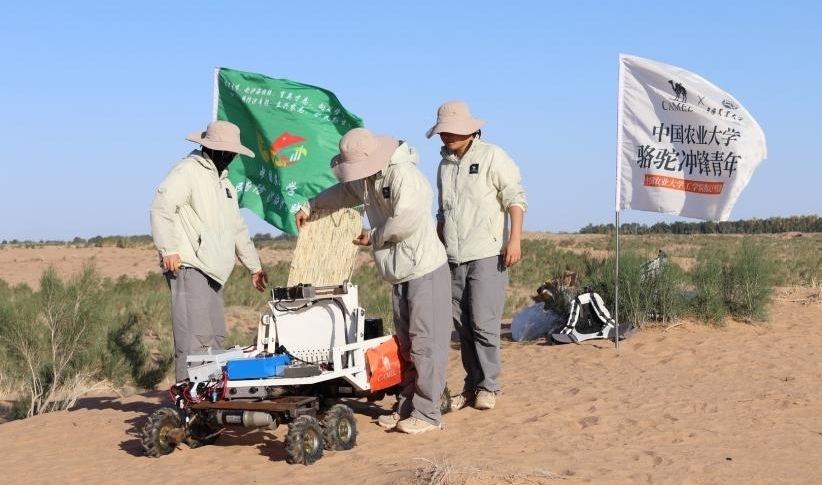 新型机器人甘肃民勤亮绝活　破解治沙行走难题