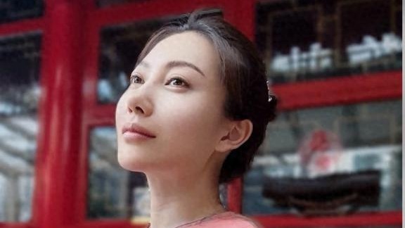 章子怡嫂子过43岁生日，姑嫂二人零互动，曾为老公砸汪峰求婚现场封面图