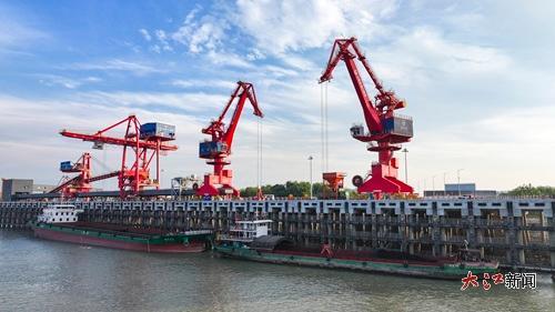 船舶和车辆正在进行装卸作业,现场一片繁忙( 魏东升 摄)