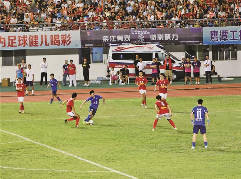 雙方球員激烈拼搶 程暉 攝