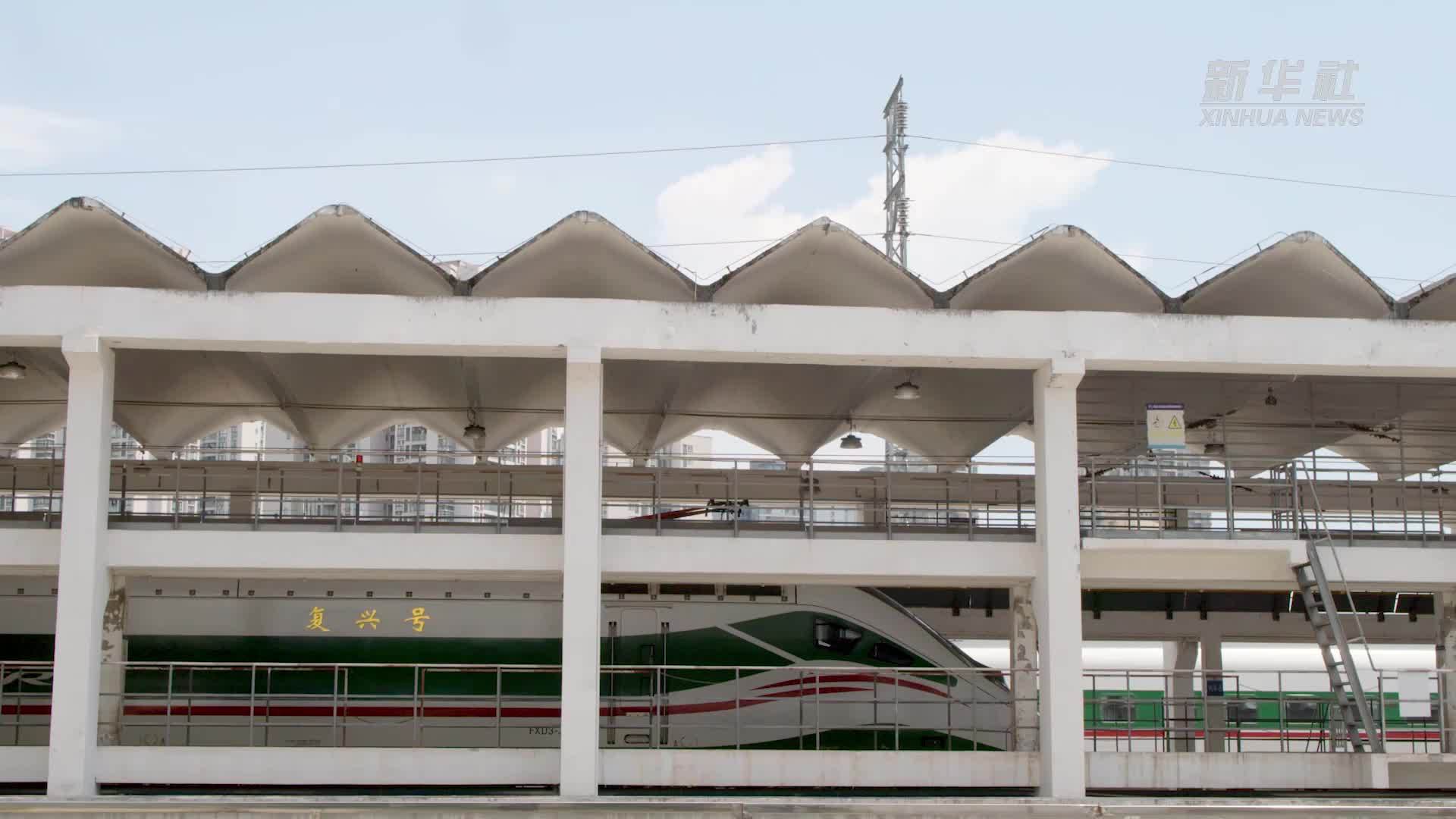 高温下“动车医生”的安全守护