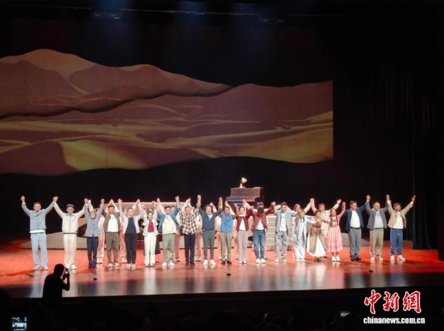 8月18日晚,第十二届河北省戏剧节开幕演出《大漠日记》在石家庄开演。 王夏菲 摄