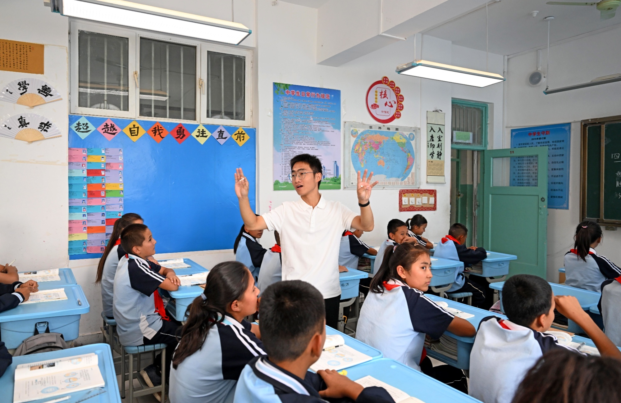 张小威给学生们上课（央广网发 保定学院供图）