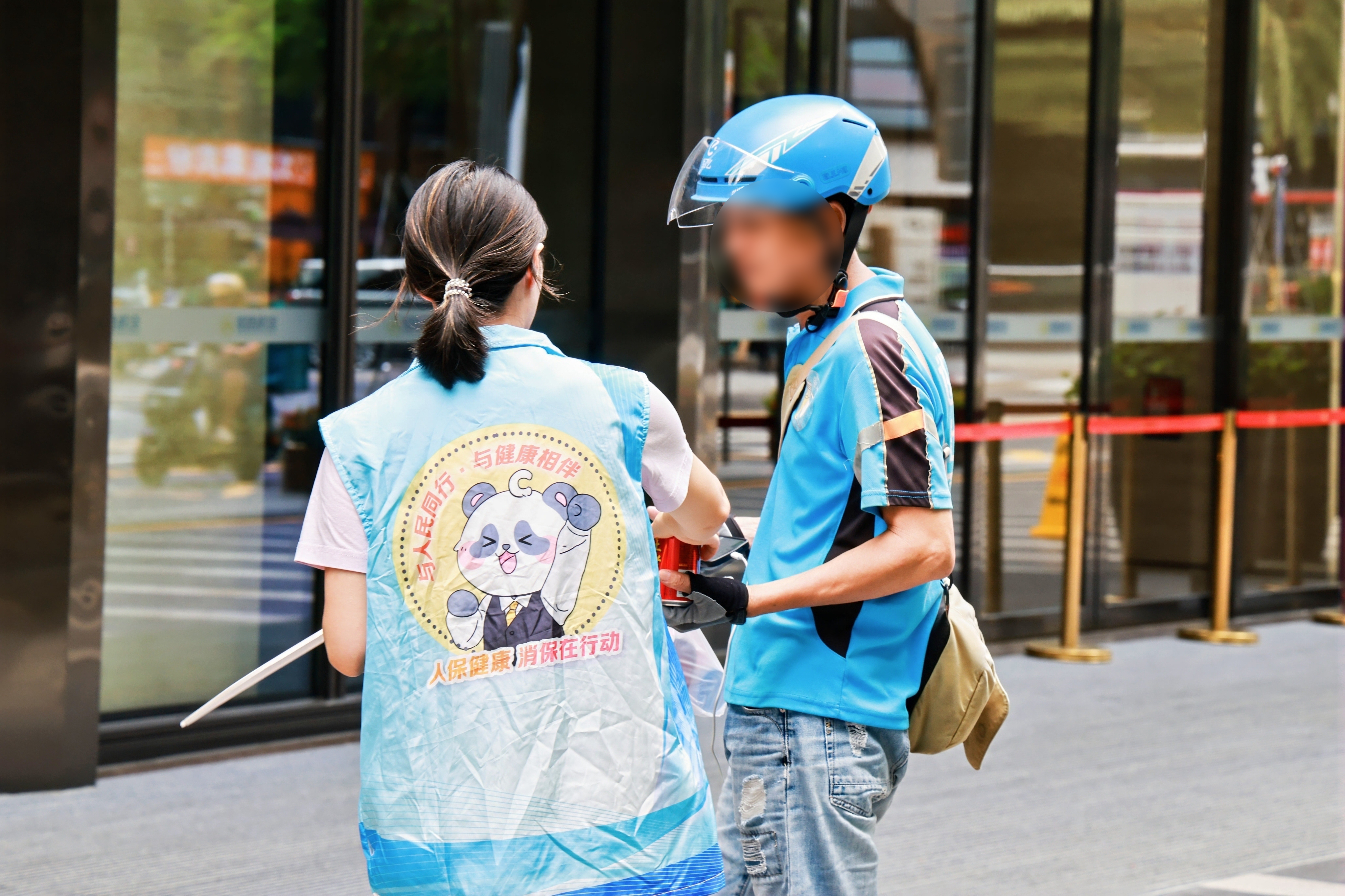 “夏日送清凉，金融护安康”中国人保健康深圳分公司开展新市民关爱行动