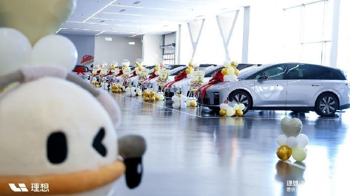 33.98万元,理想i8六座纯电SUV开启交付