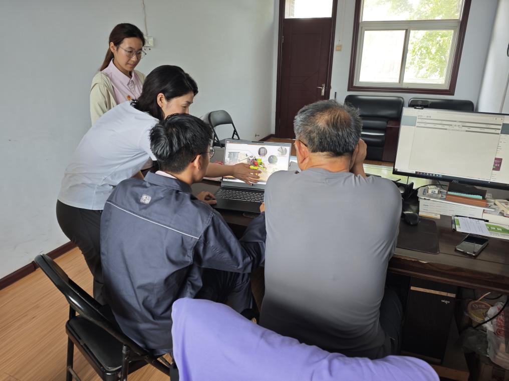 图10 团队成员到郑州中联收获机械有限公司进行汇报