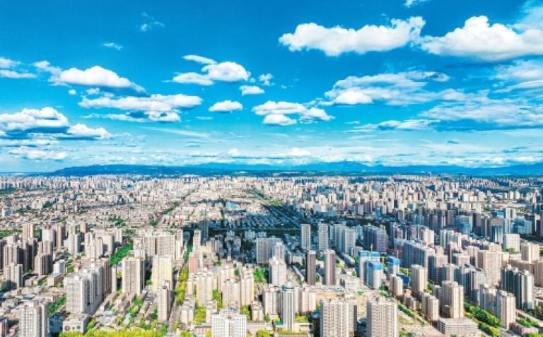 西安林立的高楼大厦在蓝天白云映衬下显得更加挺拔。（记者王健实习生　付子涵摄）