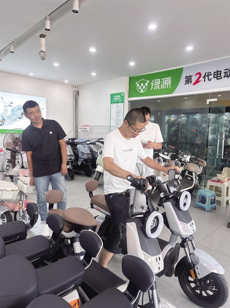 市民选购电动自行车