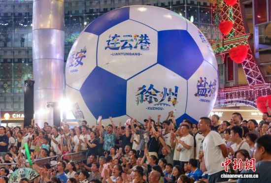 8月17日晚,江苏南京,市民在一处购物中心设置的观赛点观看“苏超”南京队主场对阵盐城队的比赛,为比赛进球欢呼。“苏超”联赛持续火爆,每逢比赛日,各地设置各种形式的观赛点,“第二现场”氛围浓。中新网记者 泱波 摄