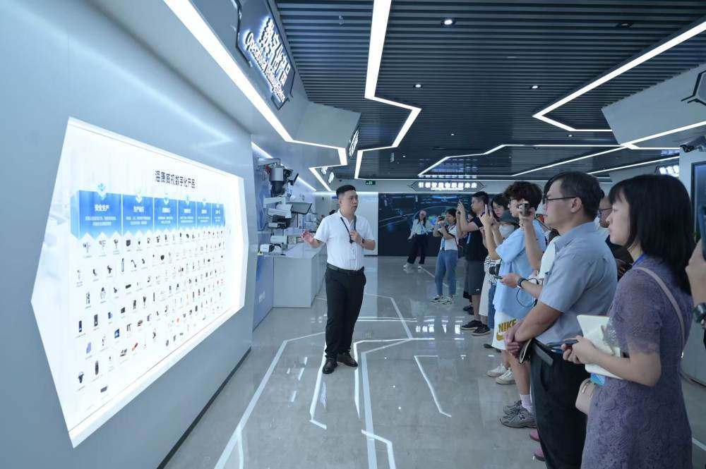 ▲采访团一行走进大渡口区建桥园区调研。(本报资料图片)