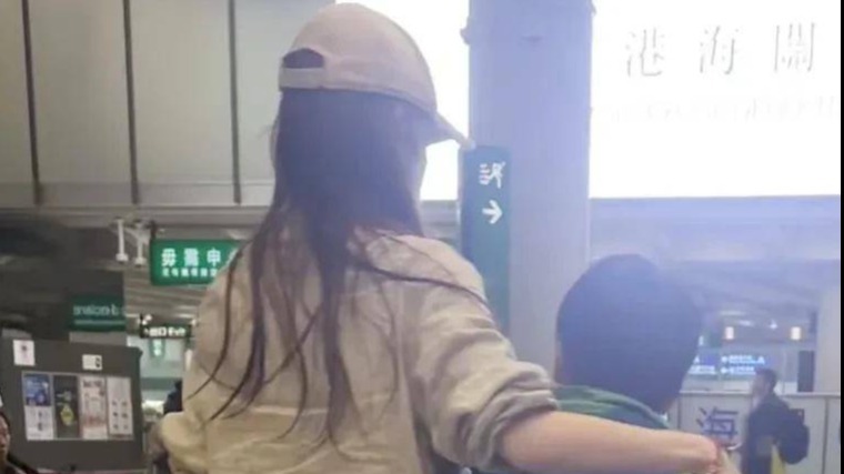 杨颖带儿子现身香港街头，小海绵贴心帮妈妈背包，被夸很帅很可爱封面图