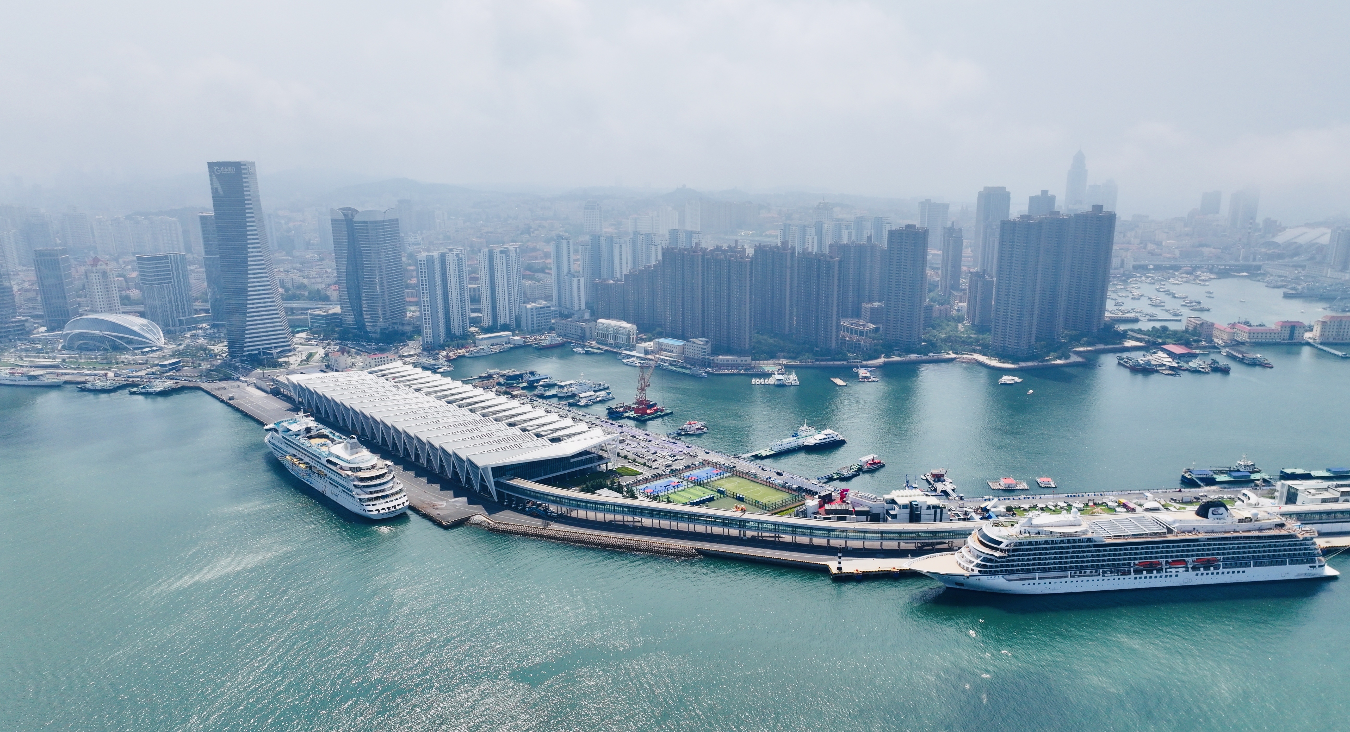 “双邮轮同靠”掀热潮 青岛邮轮再迎黄金季