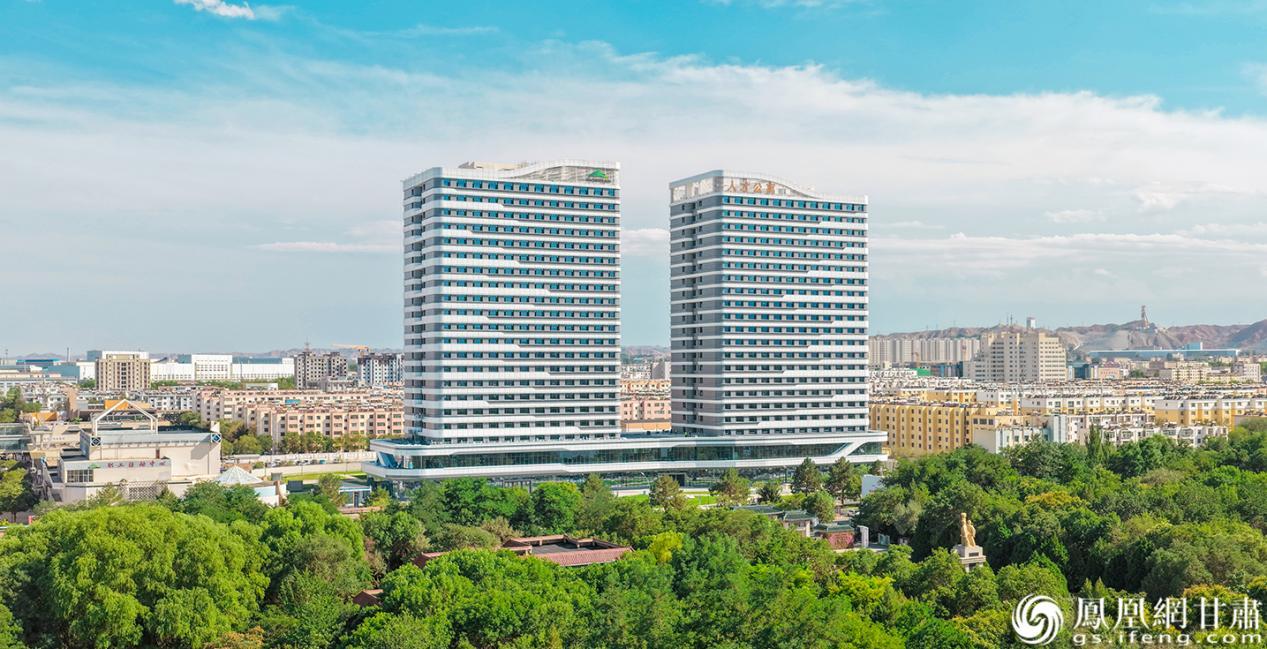 金川集团人才公寓由两栋相连的建筑构成，共设1064间宿舍。