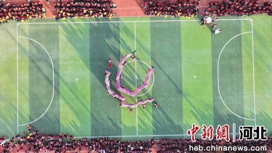 图为曲周县前河东小学的学生正在舞龙表演。 王喜民 摄