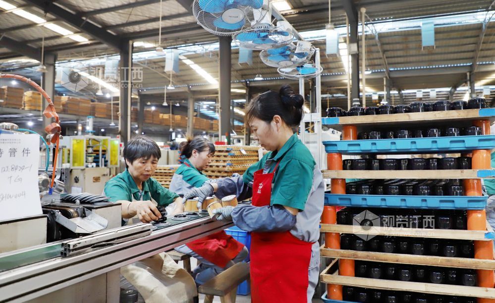近年來，新余市渝水區積極引導外貿企業加大技改與研發力度，不斷提升企業國際市場競爭力。圖為8月19日，位于新余經濟開發區的瀚德科技有限公司生產車間，工人在趕制一批出口汽車濾清器訂單。通訊員 廖海金攝