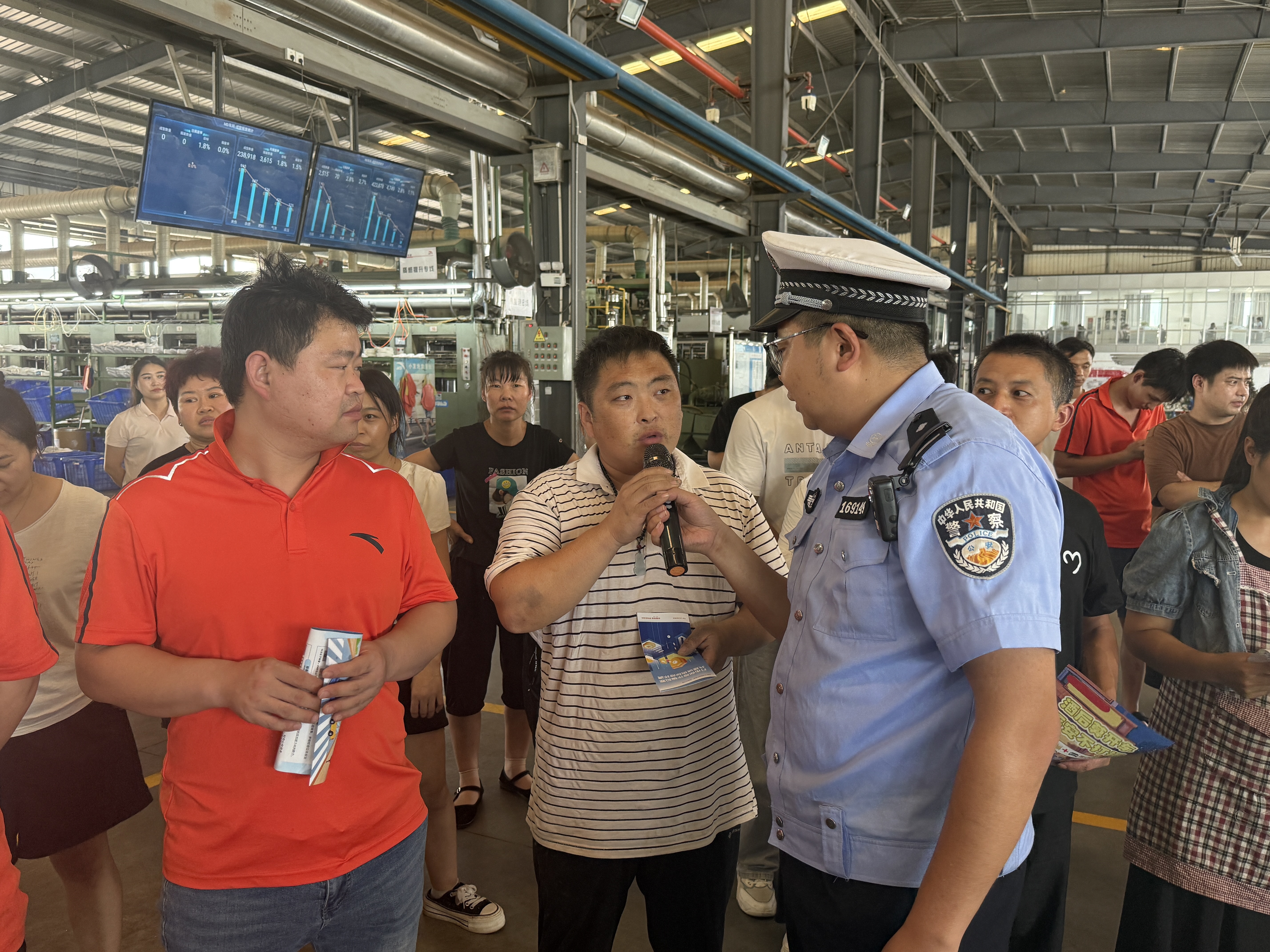 商丘交警進企業開展交通安全知識宣傳互動活動