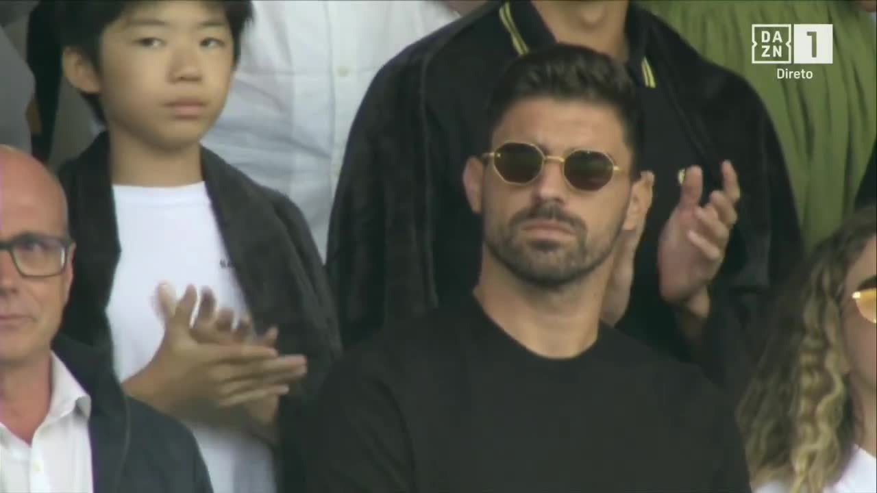 致敬若塔，狼队主场看台打出巨幅TIFO