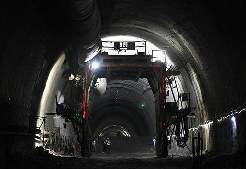 ▲8月17日，重庆轨道交通27号线中梁山隧道右线贯通。图为，中国电建的技术工人正在进行贯通后续施工。 记者 罗斌 摄