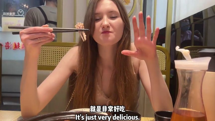 俄罗斯媳妇吃广东啫啫煲，香到讲不出话：中餐到底有多少做法？