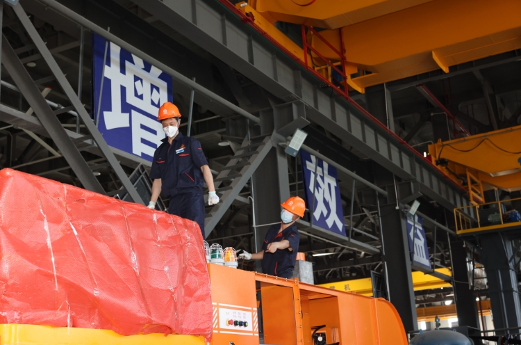 好朋友科技公司车间内，工人在繁忙作业。潘萍/摄