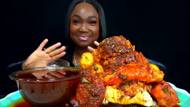 小姐姐沉浸式吃海鲜大餐，每一口都是肉，太香啦！