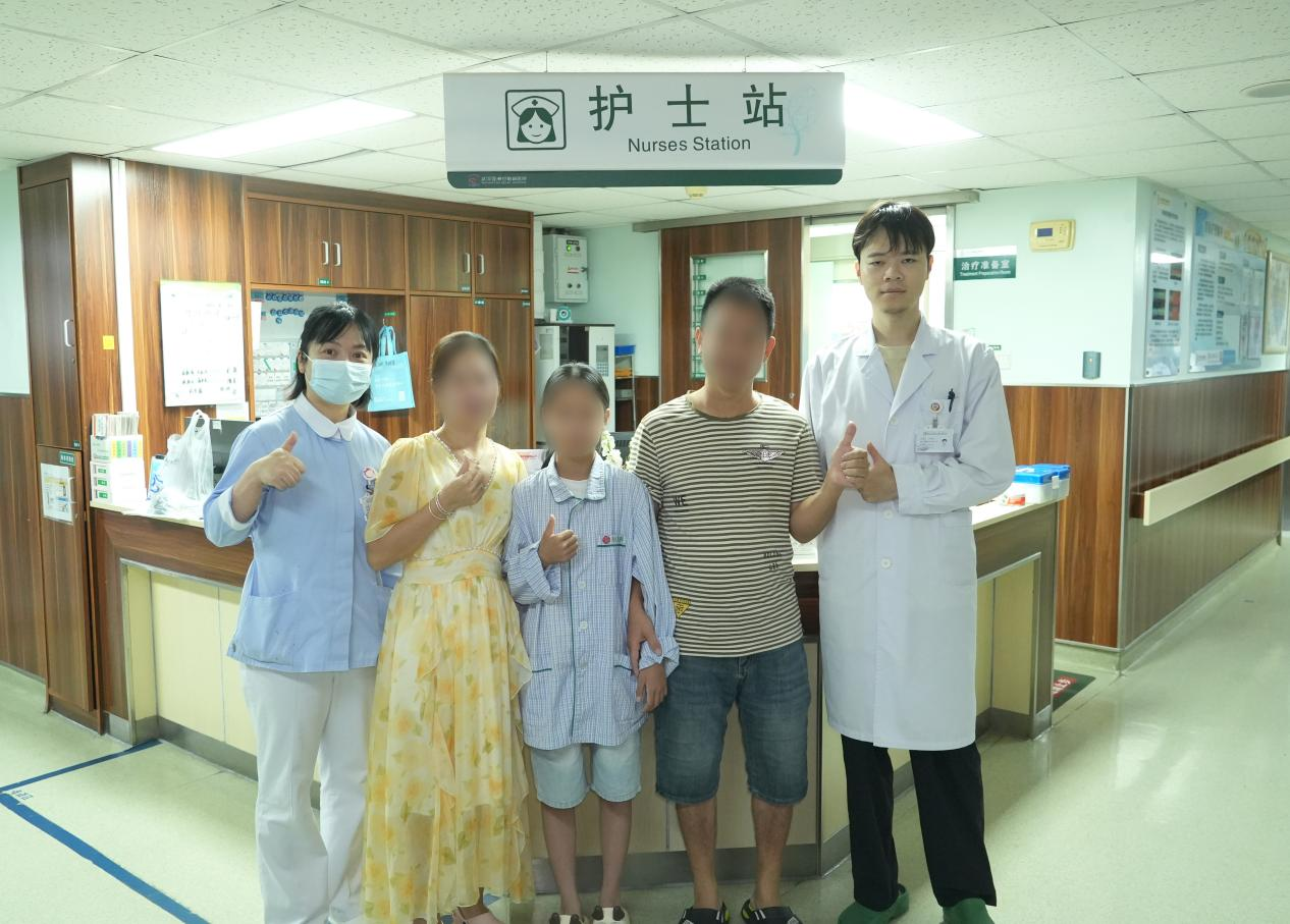 元元一家与亚心医护人员合影