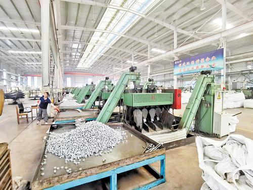 7月30日，邯郸市兆运电力紧固件制造有限公司生产车间内，工人正在生产电力器材专用紧固件。 本报记者 李冬云摄